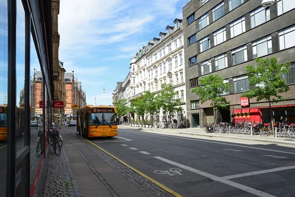 Copenhague, Dinamarca - 21 de julio de 2016: Tráfico en la calle Copenhague — Foto de Stock