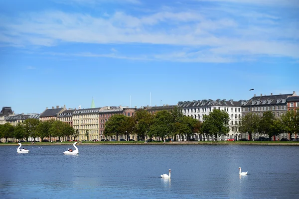 Copenhagen, Danimarka - 21 Temmuz 2016: Evleri yakın göl Kopenhag — Stok fotoğraf