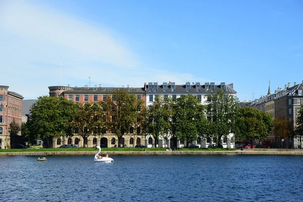 Copenhagen, Denemarken - 21 juli 2016: Huizen in de buurt van het meer in Kopenhagen — Stockfoto