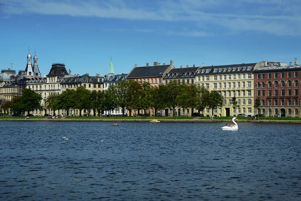 Copenhaga, Dinamarca - 21 de julho de 2016: Casas perto do lago em Copenhaga — Fotografia de Stock