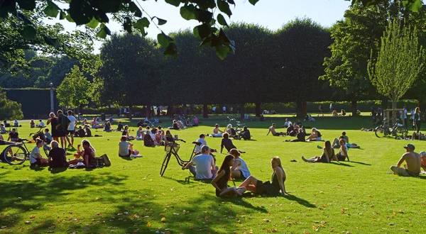 Copenhague, Dinamarca - 21 de julio de 2016: King 's Garden con gente disfrutando del verano —  Fotos de Stock