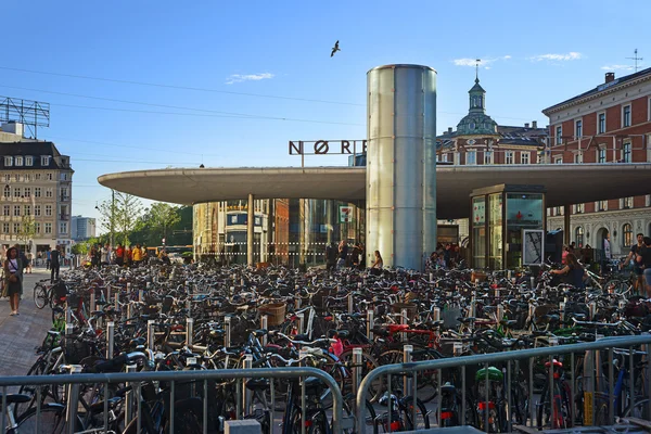 Copenhague, Dinamarca - 21 de julio de 2016: Aparcamiento para bicicletas en la plaza de Copenhague — Foto de Stock
