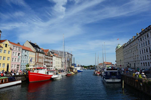 Copenaghen, Danimarca - 23 luglio 2016: Facciate colorate di Nyhavn a Copenaghen — Foto Stock