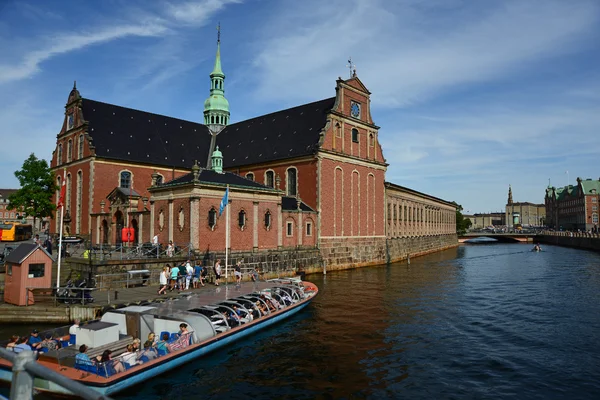 Copenhague, Dinamarca - 23 de julho de 2016: O canal Holmens perto da Igreja de Holmen em Copenhague — Fotografia de Stock