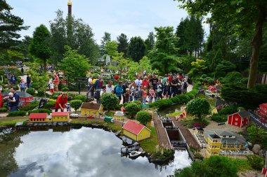  Legoland evlerde Lego