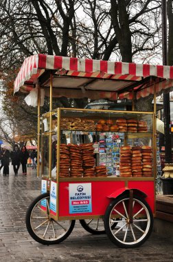 Istanbul, Türkiye - 22 Kasım: meydanda su birikintileri yürüyüş güvercinler
