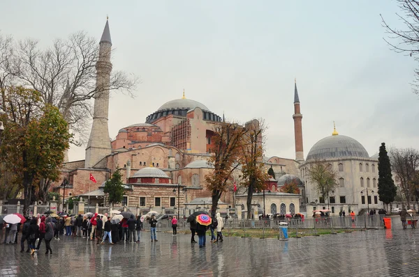 Istanbul, Turkey - November 22: A view of Hagia Sophia and the area with tourists waiting to enter on November 22, 2014 in Istambu — Stock Photo, Image