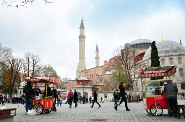 Istanbul, Türkiye - 22 Kasım: Ayasofya'nın ve turistler, vatandaşlar ve sokak satıcıları ile alan bir görünüm