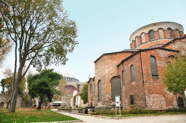 Istanbul, Törökország - November 22-én 2014: Templom a Hagia Eirene az első udvaron, a Topkapi palota, Isztambul, Törökország — Stock Fotó