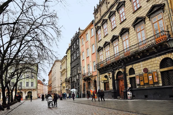 Lviv, Ucrania - 24 de enero de 2015: Paisaje urbano de Lviv. Vista de una plaza central de Lviv "Plaza del Mercado " — Foto de Stock