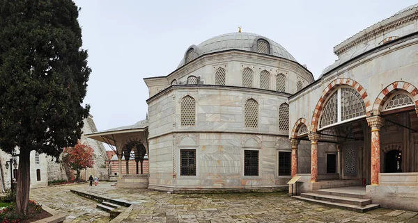 Istanbul, Turkey - November 22, 2014: The courtyard of Ayasofya museum The Tombs of the Sultans — Stock Photo, Image