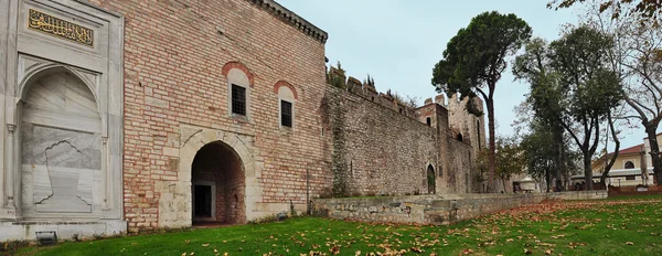 Istanbul, Turkey - November 22, 2014: The courtyard of Topkapi Palace, that was the primary residence of the Ottoman sultans for a — Stock Photo, Image