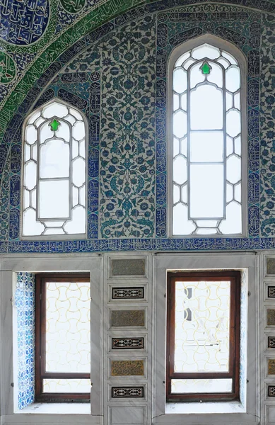 Istanbul, Turkey - November 22, 2014: The windows in the harem on the territory of Topkapi Palace, that was the primary residence of the Ottoman Empire — Stock Photo, Image
