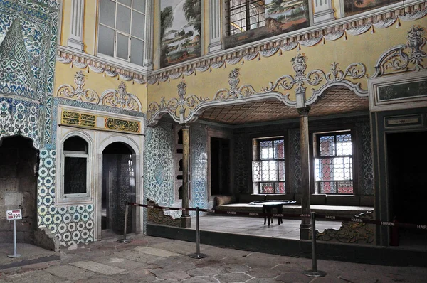 Istanbul, Turkey - November 22, 2014: The chamber in the harem on the territory of Topkapi Palace, that was the primary residence — Stock Photo, Image