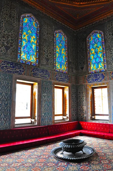 Istanbul, Turkije - 22 November 2014: De kamer in de harem op het grondgebied van Topkapi-paleis, dat was de hoofdverblijfplaats — Stockfoto