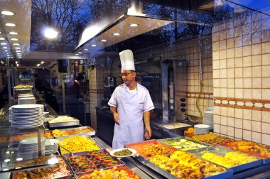 Istanbul, Türkiye - 22 Kasım 2014: Cook Street Restoran gıda aralığı gösterir