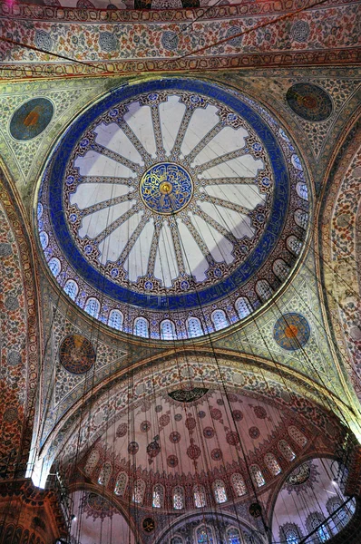 Istambul, Turquia - 22 de novembro de 2014: As pinturas dentro da mesquita Sultan Ahmed (popularmente conhecida como a Mesquita Azul) ) — Fotografia de Stock