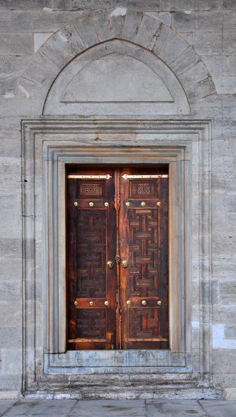 Istambul, Turquia - 23 de novembro de 2014: Porta de madeira no território da Mesquita Suleymaniye — Fotografia de Stock