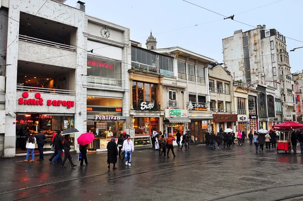 Istanbul, Turkije - 23 november 2014: istiklal street (ik? stiklal caddesi)-is een brede voetgangersgebied in istanbul — Stockfoto