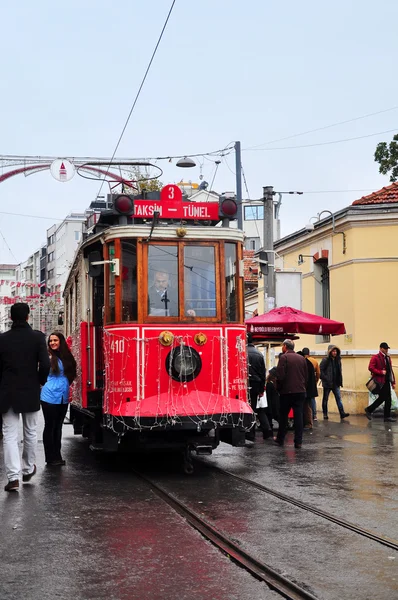 イスタンブール, トルコ - 2014 年 11 月 23 日: 赤イスタンブールのイスティクラル通りをトラムが走る — ストック写真