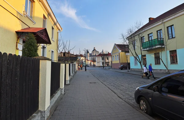 Lutsk, Ucrania - 10 de marzo de 2015: Vista de la calle Bratkovsky, situada en el casco antiguo de la ciudad — Foto de Stock