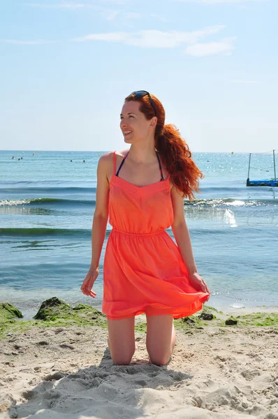 红头发的女孩在海边 — 图库照片
