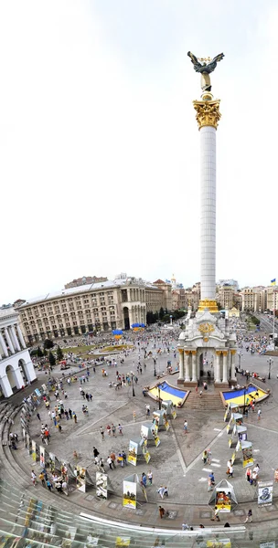 Kijów, Ukraina - 24 sierpnia, 2014: widok na Plac Niepodległości w Kijowie dnia niepodległości Ukrainy — Zdjęcie stockowe
