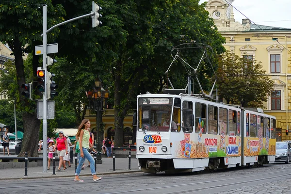 Lviv, Ukraine - 5 août 2015 : Paysage urbain de Lviv. Vue de la rue Lviv avec l'architecture ancienne, le tramway et les gens — Photo