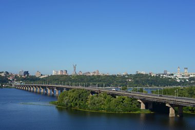 Kiev, Ukrayna - 16 Ağustos 2015: Kiev cityscape. Köprünün diğer tarafında bir yükseklikten Dnipro görünümünü