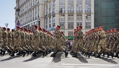 Kiev, Ukrayna - 24 Ağustos 2014: Ukrayna Bağımsızlık günü geçit töreni sırasında ana Meydanı, Kiev üzerinde - bağımsızlık Meydanı yürüyen asker