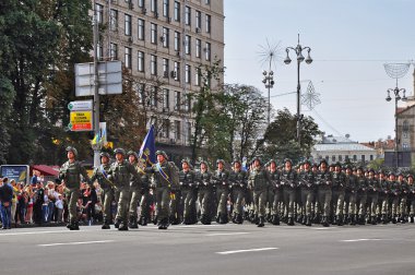 Kiev, Ukrayna - 24 Ağustos 2014: Ukrayna Bağımsızlık günü geçit töreni sırasında ana Meydanı, Kiev üzerinde - bağımsızlık Meydanı yürüyen asker