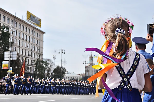 Kiev, Oekraïne - 24 augustus 2014: Het kleine meisje in nationale klederdracht kijkt naar de militaire maart tijdens de parade van de dag van de onafhankelijkheid van Oekraïne op het belangrijkste plein van Kiev - plein van de onafhankelijkheid — Stockfoto