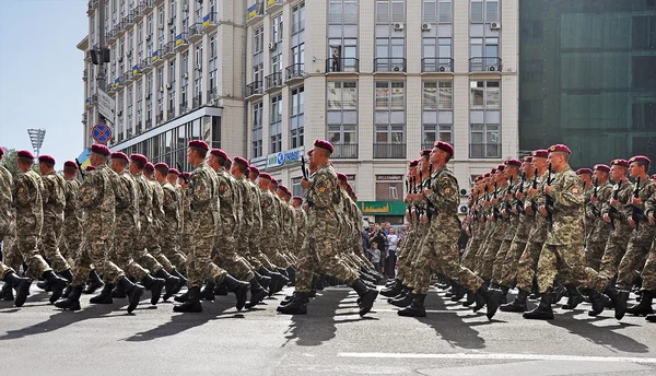Kiev, Oekraïne - 24 augustus 2014: Militairen marcheren tijdens de parade van de dag van de onafhankelijkheid van Oekraïne op het belangrijkste plein van Kiev - plein van de onafhankelijkheid — Stockfoto