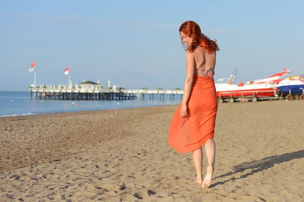 The red-haired girl on the background of the sea — Stock Photo, Image