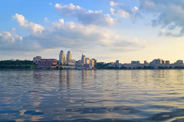 Dnieper Nehri üzerinden Dnepropetrovsk şehrinin panoramik görünüm