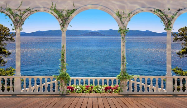 Terraza con balaustrada con vistas al mar y a las montañas — Foto de Stock