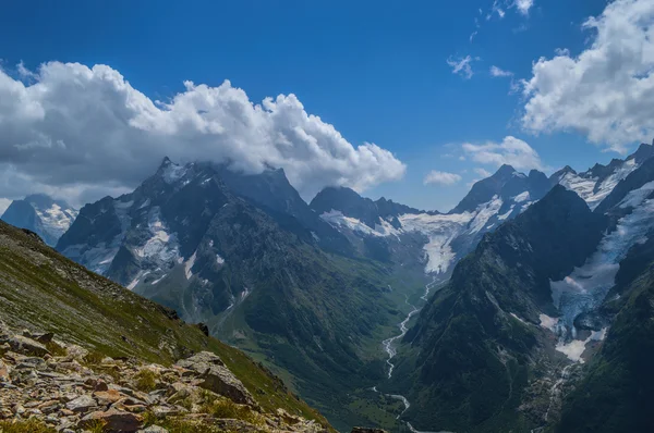 Picos de montanha, geleiras e vales na região de Dombay — Fotografia de Stock