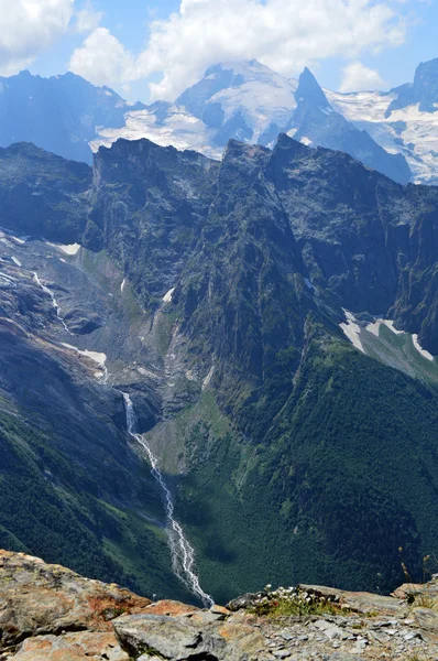 Picchi montuosi, ghiacciai e valli nella regione di Dombay — Foto Stock