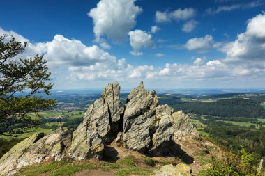 Wasserkuppe dağında kaya oluşumu, Hessen, Almanya