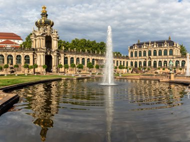 Barok Dresdner Zwinger Almanya 'da Saksonya' da bir gölette yansıyor.