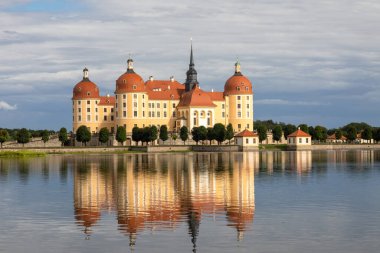 Moritzburg Barok kalesi Almanya 'da Saksonya gölüne yansıdı.