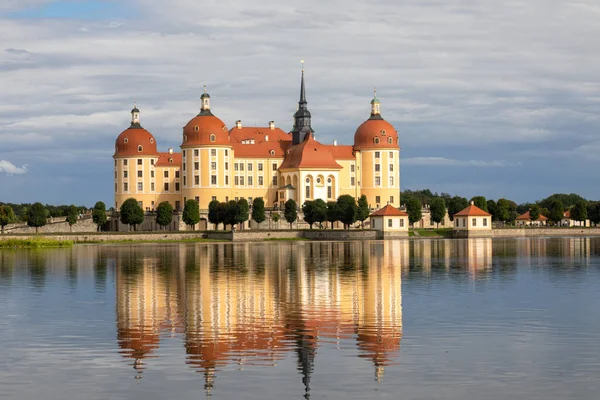 Castelo Barroco Moritzburg Refletido Lago Saxônia Alemanha — Fotografia de Stock