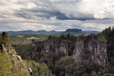 Bastei kumtaşı dağlarında kaya oluşumu, Saksonya, Almanya