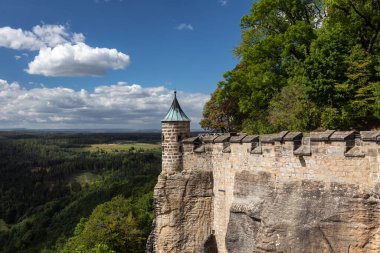 Elbe Kum Taşı dağ sırasının Panorama 'sı Elbe Nehri ile Koenigstein Kalesi, Saksonya, Almanya' da görüldü.