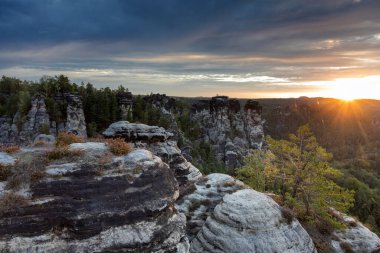 Gün doğumunda Bastei kumtaşı dağlarının manzarası, Saksonya, Almanya