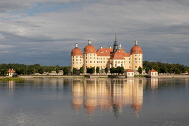 Moritzburg Barok kalesi Almanya 'da Saksonya gölüne yansıdı.
