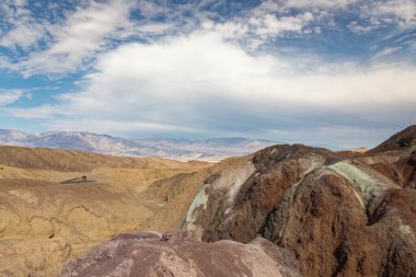 Ölüm vadilerinin ışıl ışıl bir uzantısı boyalı tepeler, parlak kırmızılar, sarılar ve yeşillikler, Kaliforniya, ABD 'de bulunan mineral boyalı yamaçlardan oluşan karmaşık bir duvar halısı ortaya çıkarıyor.