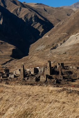 Dağlardaki Kuzey Osetya aile kulesi