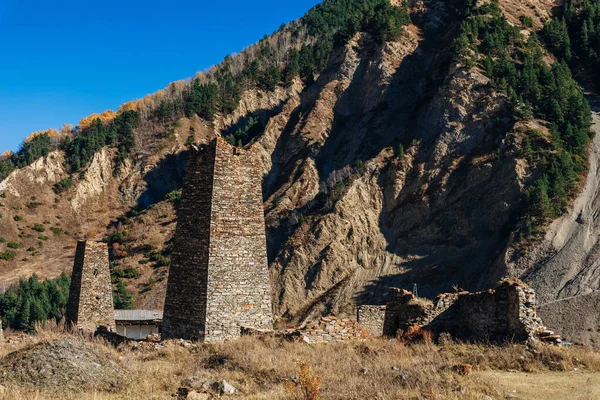 Dağlardaki Kuzey Osetya aile kulesi