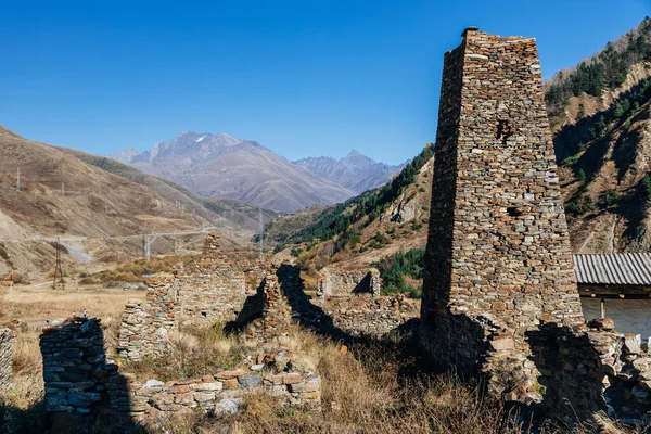 Dağlardaki Kuzey Osetya aile kulesi
